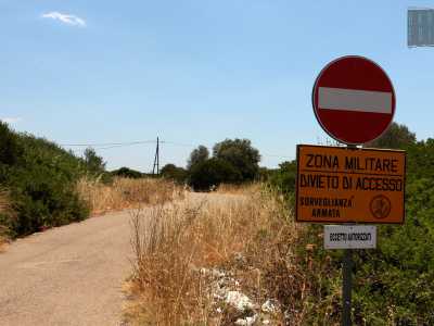 Ed ecco che ci ritroviamo a lambire il perimetro esterno della polveriera di Massafra, uno dei pi� grandi depositi di munizioni e di armi presenti in Italia. Il suo nome � Sottopolveriera n. 2 ed � di propriet� della Marina Militare